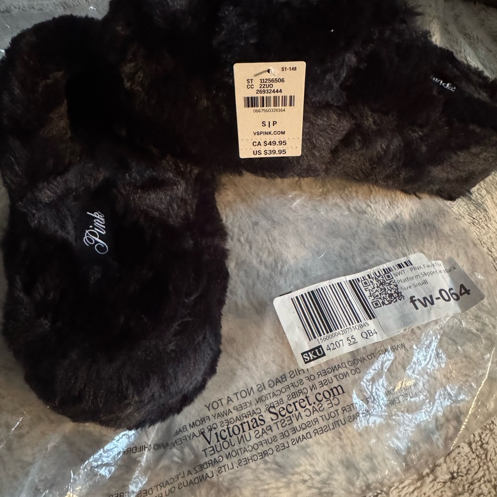 NWT—Victoria's Secret PINK  SMALL 5/6 BLACK FAUX FUR PLATFORM SLIPPERS slides